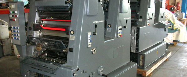 Máquina de impresión offset de cuatro cuerpos en producción profesional