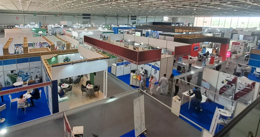 feria de stands en evento profesional con expositores y espacios corporativos, ideas para más clientes